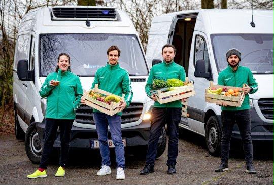 Team Duna Fresh Food bij leveringsvoertuigen
